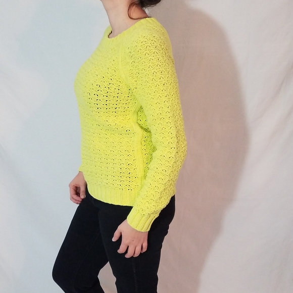 Beautiful woman's knitted sweater - Picture 4 of 8